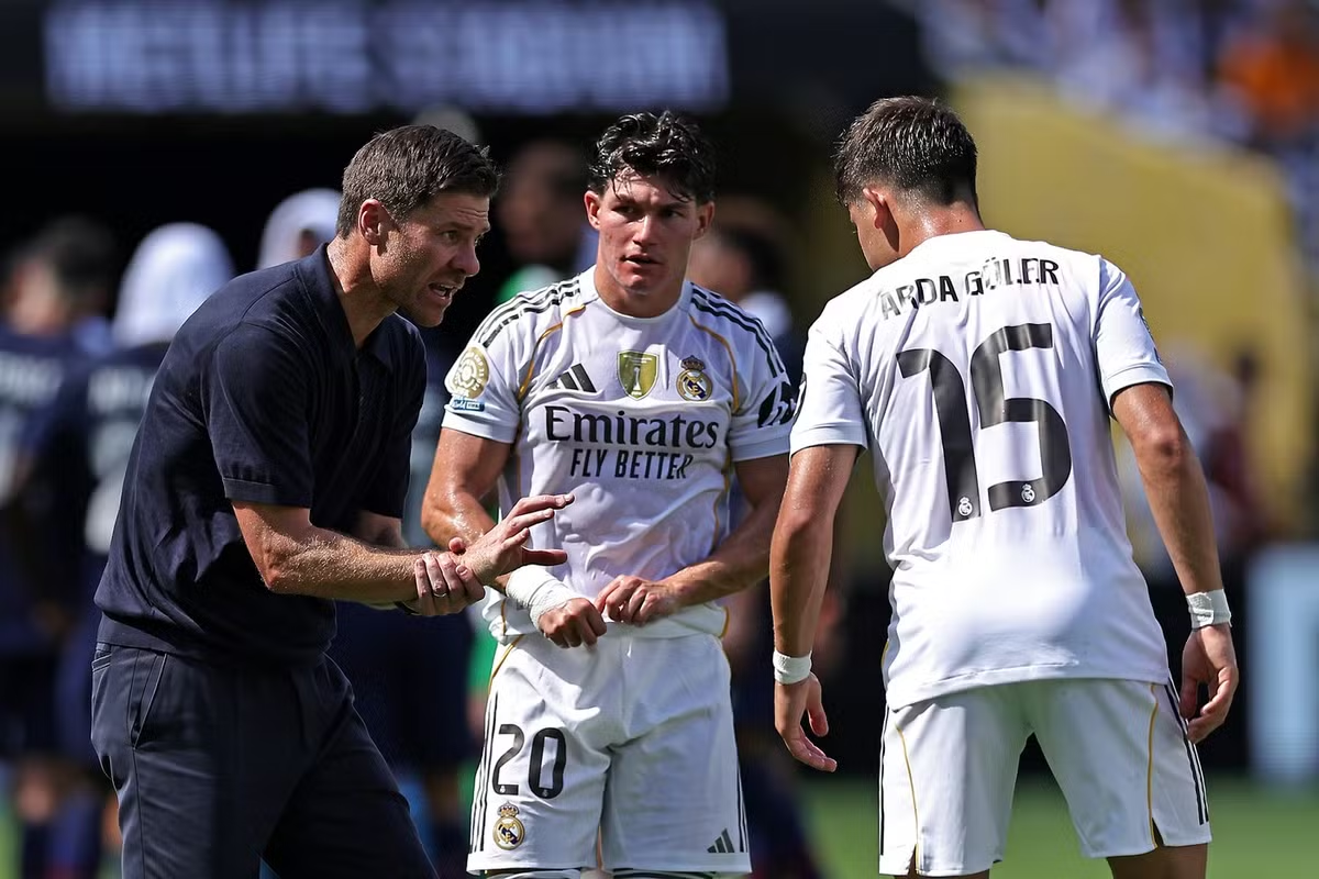 “Kami meninggalkan tim yang lebih baik”, tegas Xabi Alonso setelah PSG menghancurkan Real Madrid