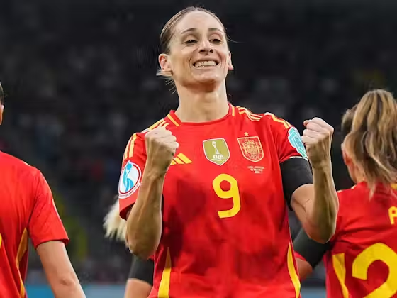 Esther Gonzalez mencetak gol keempatnya di Euro 2025 saat Spanyol meraih kemenangan susah payah melawan Italia untuk mempertahankan rekor 100% mereka dan memuncaki Grup B.